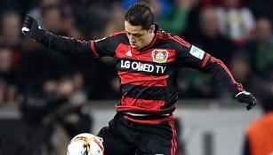 Chicharito en un partido con el Bayer Leverkusen