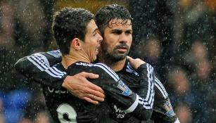 Oscar y Diego Costa celebran uno de los goles del Chelsea