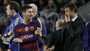 Messi dialoga con Luis Enrique durante un partido
