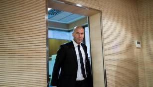 Zidane entra a la sala de prensa del Real Madrid