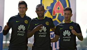 Lozano, Da Silva y Moreno posan con la playera azulcrema