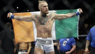 Conor McGregor con la bandera de Irlanda