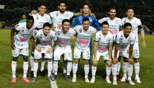 Jugadores de Chiapas posan antes del juego contra Dorados
