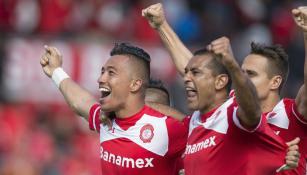 Toluca festeja el gol de la victoria contra Tigres