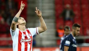 Alan Pulido festeja su gol en la Copa de Grecia