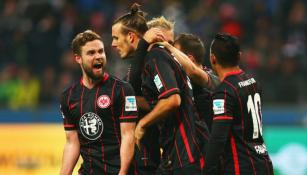 Jugadores del Frankfurt celebran contra el Wolfsburgo