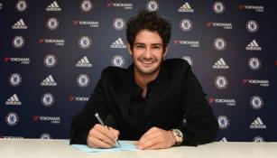 Alexandre Pato firmando su contrato con Chelsea