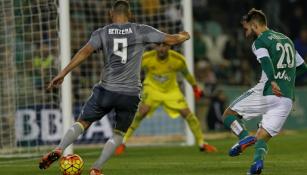 Karim Benzema conduce un balón en el juego contra el Betis