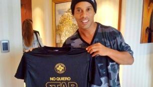 Ronaldinho posa con la camiseta 'conduce sin alcohol'