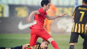 Pedro Arce controla el balón en duelo del Veria