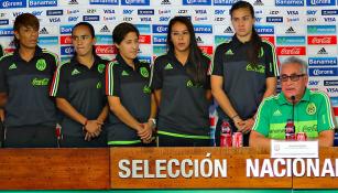 Jugadoras del Tri posan junto a Leonardo Cuellar