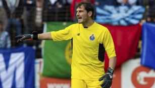 Casillas, en un juego con el Porto