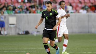 Carlos Salcedo conduce el balón en juego del Preolímpico