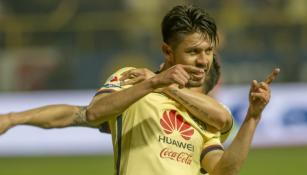 Oribe Peralta festeja un gol con América