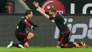 Chicharito celebra con Kiessling en un partido del Leverkusen