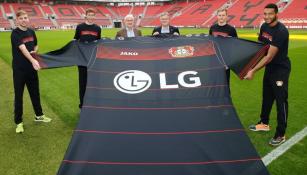 Jugadores del Leverkusen presentan la nueva playera