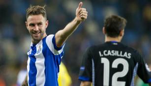 Miguel Layún festeja un gol con el Porto