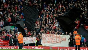 Aficionados Red protestando con mantas en Anfield