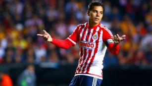 Omar Bravo lamentando una acción en un duelo de Chivas