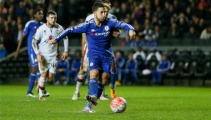 Eden Hazard, disparando en un duelo del Chelsea