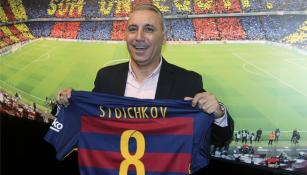 Stoichkov sostiene una playera del Barcelona en un acto publicitario