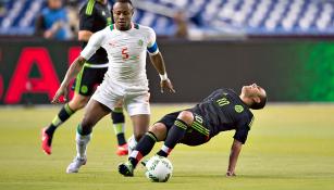 Luis Montes es derribado en el partido contra Senegal