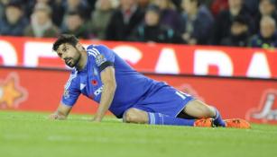 Diego Costa tendido en el césped durante un partido del Chelsea