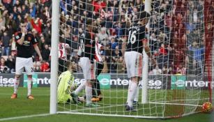 Jugadores del Manchester United se lamentan tras un gol local