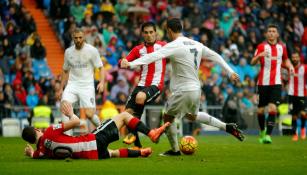 CR7 dispara para anotar un gol del Real Madrid