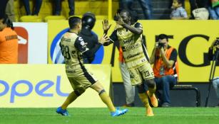 Yimmi Chará festeja su gol con Dorados