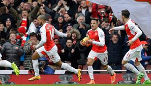 Jugadores del Arsenal celebran tras el gol de Walcott