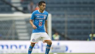 Rafael Baca controla el esférico en el Estadio Azul 