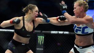 Holly Holm se defiende de los golpes de Ronda Rousey