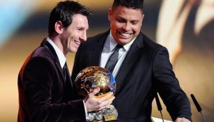 Ronaldo entrega un Balón de Oro a Messi