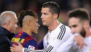 Neymar y Cristiano Ronaldo se saludan