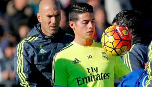 Zidane, junto a James en una práctica