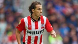 Andrés Guardado disputando un partido con el PSV