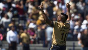 Daniel Ludueña festeja un gol con Pumas