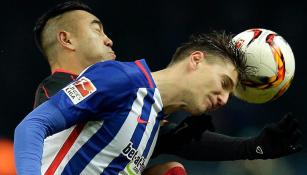 Fabián intenta ganarle el balón a Niklas Stark, del Hertha