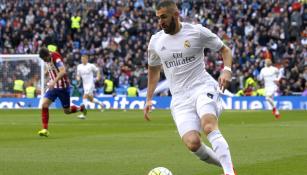 Benzema conduce el balón durante el Derbi madrileño