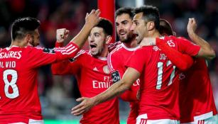 Jugadores del Benfica festejan el gol