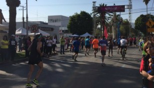 Corredores participan en el Maratón Lala