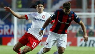 Flores compite por el balón en partido contra San Lorenzo