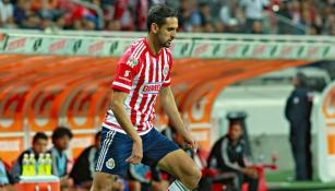 López controla el esférico en un juego de Chivas