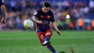 Messi realiza un disparo con el Barcelona