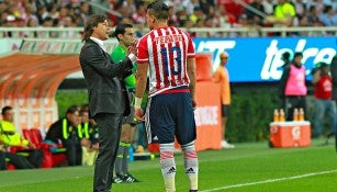 Almeyda dialoga con Carlos Salcedo