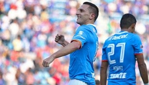 Chaco Giménez festeja un gol con Cruz Azul