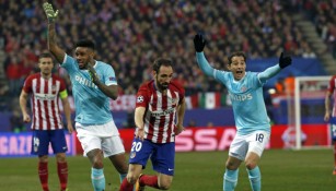 Andrés Guardado reclama una jugada contra Atlético de Madrid