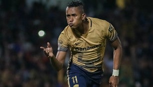 Fidel Martínez festeja tras marcar con Pumas