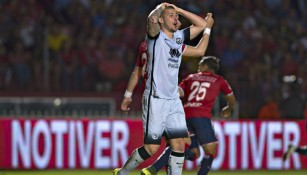 Darío Benedetto se lamenta en partido contra Veracruz